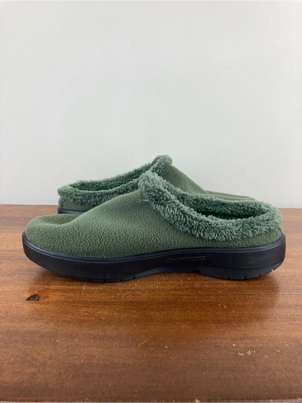 Oofos OOcozy Recovery Mules Green Fleece Faux Fur Clogs 03012025-29 Men’s 12.